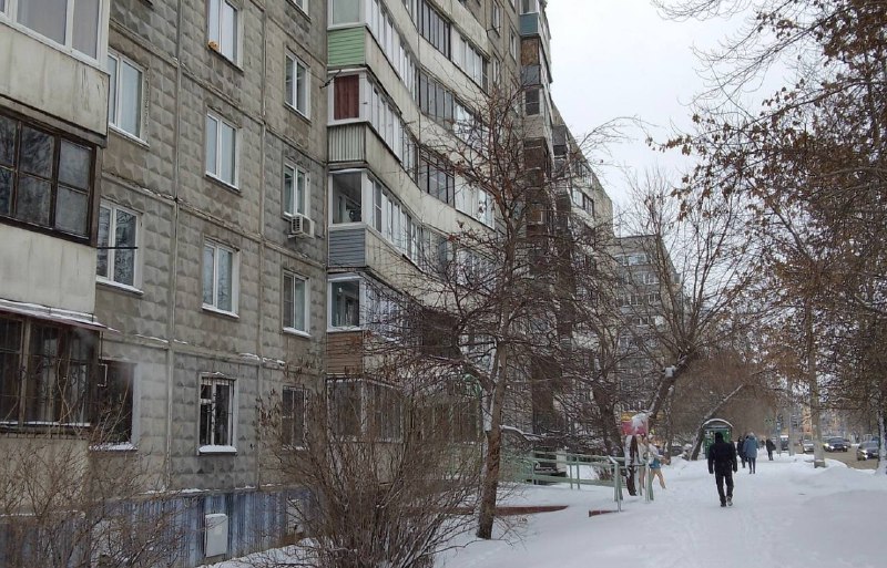 Очаг бешенства выявили в Барнаульской многоэтажке Дом закрыли на карантин Очаг бешенства выявили в девятиэтажке на улице Матросова 12 Дом закрыли на карантин ограничения затронули и прилегающую территорию К слову на первом этаже здания расположен частный музей Мир времени Неблагополучной признана зона в радиусе 520 метров вокруг дома Карантин установлен минимум на 60 дней отсчёт начнётся с момента уничтожения и утилизации последнего животного восприимчивого к вирусу Отметим что это уже 28 й случай бешенства в Алтайском крае в рекордном в этой части 2025 году