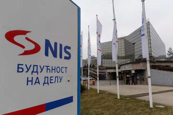 Сербская NIS смогла выбить себе ещё одну отсрочку от санкций Уже шестую судя по слухам на этот раз компании дали месяц на то чтобы избавиться от российской доли Говорим про российское участие подразумеваем Газпром и Газпром нефть Сейчас 56 NIS принадлежит Газпрому и Газпром нефти причём в феврале компании перераспределили доли Суммарно российскую часть оценивают в 700 млн Правда с потенциальными покупателями проблемы До этого российские акции хотела выкупить JANAF компания оператор Адриатического нефтепровода которая обеспечивает единственный в Сербии НПЗ сырьём Но средств у хорватов на выкуп по рыночной цене точно нет за прошлый год компания получила только 48 млн чистой прибыли При этом Сербии нужно что то решать как можно быстрее т к вряд ли отсрочки можно получать бесконечно Если на NIS все же наложат санкции то Сербия вполне может остаться без собственного топлива Нефтебаза