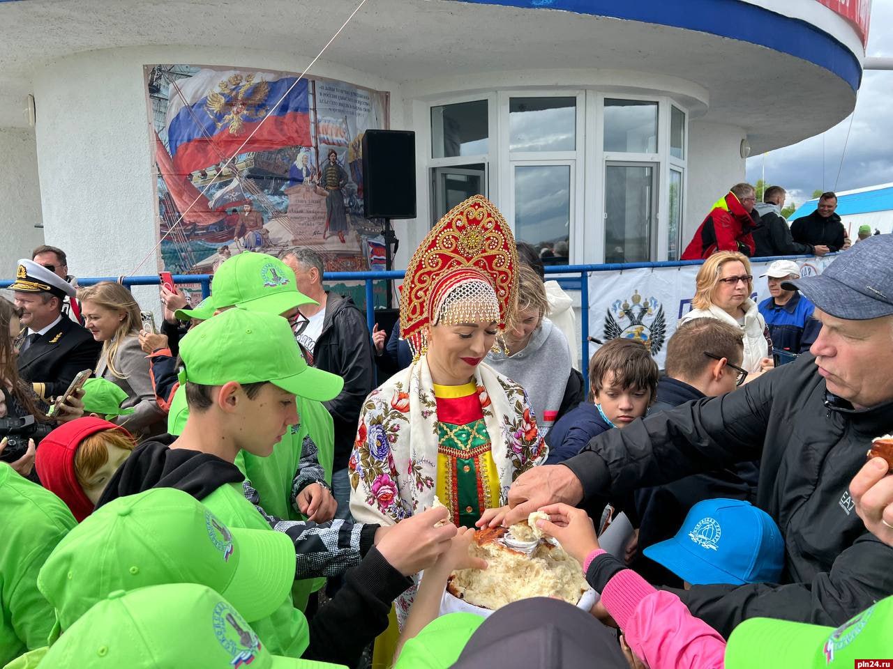 XXI Псковская парусная регата открылась в День России На соревнования приехали 134 яхтсмена из Пскова, Санкт-Петербурга, Москвы, Саратова, Воронежа, Сочи, Владивостока и Находки. За 4 дня соревнований планируется провести 10 гонок.