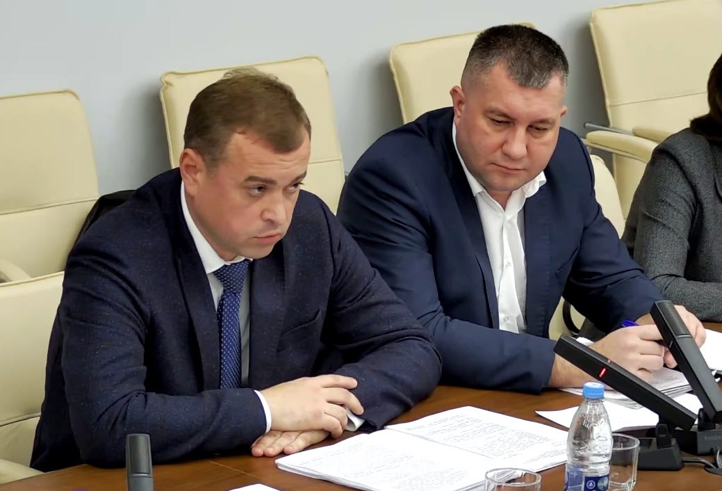 На лизинговую закупку автобусов для ульяновцев в 2026 году не хватает средств По словам министра транспорта Евгения Лазарева на данный момент министерство не обладает лимитами 2026 года в необходимом объеме для подачи заявки на лизинг Депутат Моргачев в ответ предложил пересадить сотрудников министерства на общественный транспорт Его коллеги посоветовали поступить также и с чиновниками минфина По словам Лазарева его ведомство заканчивает год с дефицитом средств 100 млн рублей не хватает на субсидирование авиаперевозок 300 млн на субсидирование пригородных поездов Мы в Telegram Мы в MAX
