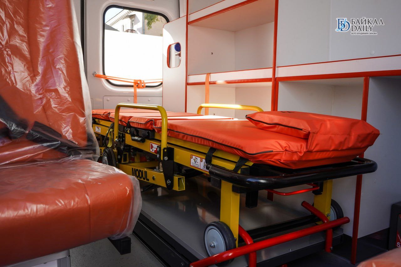 2 человека пострадали в ДТП в Кабанском районе Бурятии По предварительным данным утром 3 января на 302 м километре трассы Р 258 Байкал в районе станции Боярский водитель микроавтобуса Тойота Хайс не справился с рулевом управлением и совершил столкновение с автомашиной КДМ комбинированная дорожная машина прим ред стоявший на обочине После этого совершил столкновение с автомашиной УАЗ которая двигалась во встречном направлении сообщили в пресс службе МВД по Бурятии В результате ДТП пострадал 67 летний водитель и 46 летний пассажир автомашины УАЗ Пострадавших доставили в медицинское учреждение с травмами различной степени тяжести фото из архива