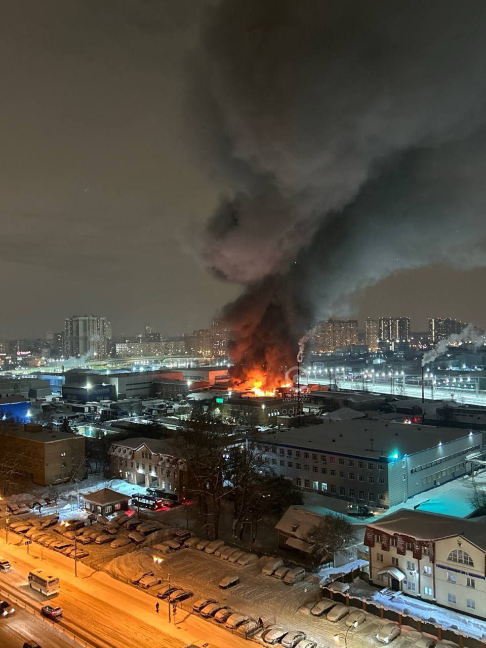 Склад с текстильной продукцией горит в Одинцово на площади 1 8 тысячи квадратов Пожарные работают на месте происшествия Подпишись на Агентство Москва