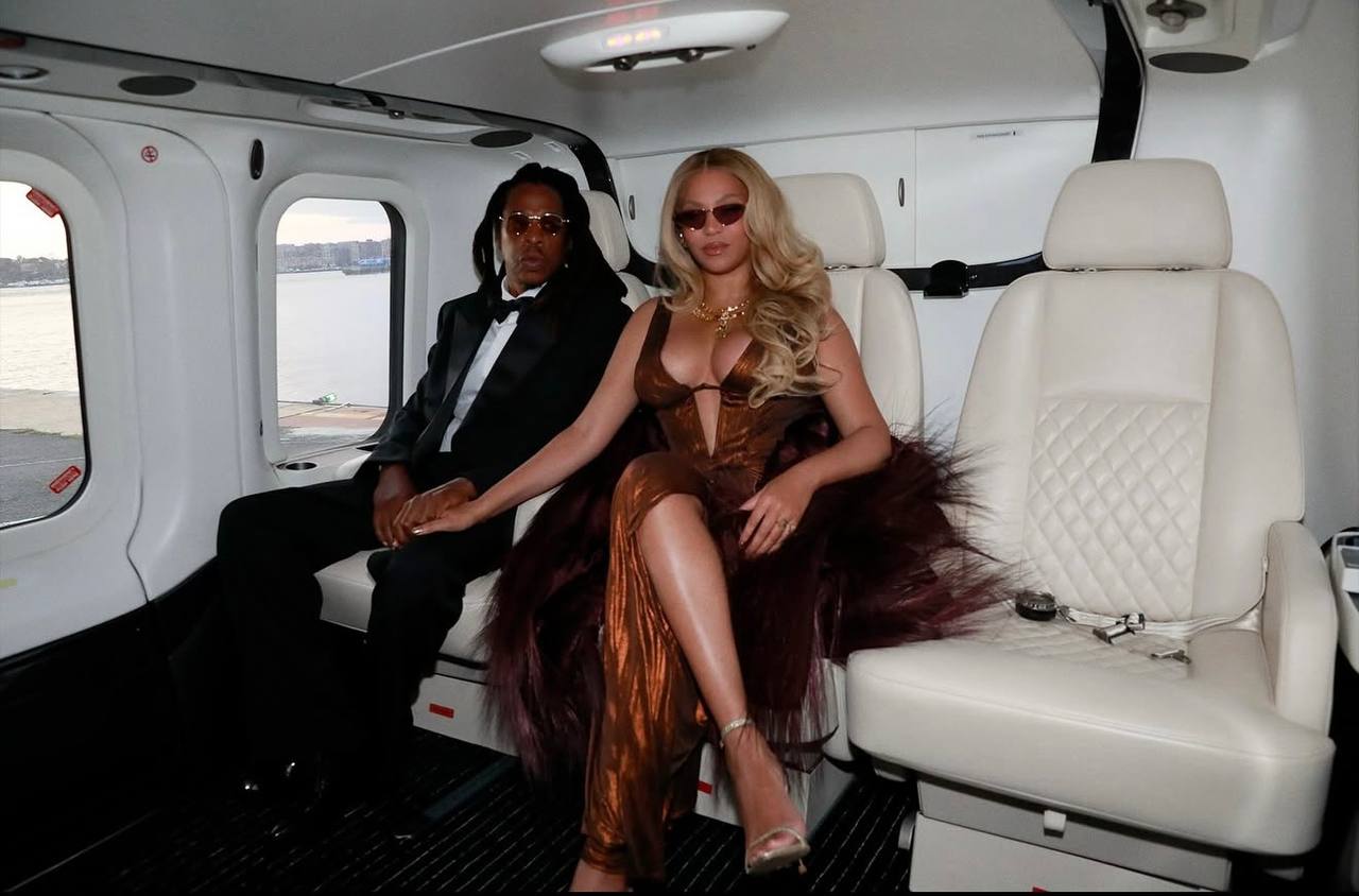 Как ощущается когда в семье два миллиардера Бейонсе долго доказывала что у нее своих денег тоже много но все никак не могла догнать Джей Зи В этом году в основном благодаря успешному туру Forbes официально признал ее миллиардершей Теперь Бейонсе пятая музыкантка с ярдом на счету после мужа Тейлор Свифт Брюса Спрингстина и Рианны И третья самая высокооплачиваемая в мире Резкий скачок в капитале дал предсказуемо сверхприбыльный тур Cowboy Carter свыше 400 млн долларов от билетов еще 50 мультов дала продажа мерча Туда же добавились регулярные продажи альбомов и спонсорские контракты на сумму почти 150 млн долларов Бизнес империю Бейонсе начала качать в 2010 м Ее компания Parkwood Entertainment контролирует всю деятельность звезды творчество и бизнес включая новую мемную линейку ухода за волосами и бренд виски SirDavis И кто помнит уже что в начале года на фоне скандала с Пи Дидди акции she knows обвинений Джей Зи в насилии и слухов о скором разводе казалось что этой power couple конец