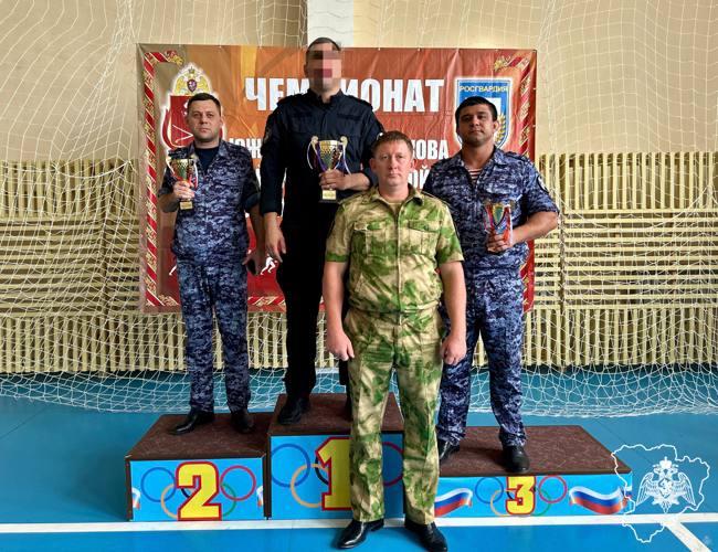 Волгоградцы первые в чемпионате по комплексному единоборству В Волгоградской области завершился чемпионат Южного округа войск национальной гвардии РФ по комплексному единоборству. Соревнования прошли в городе воинской славы Калаче-на-Дону на базе оперативной бригады Южного округа Росгвардии. В турнире приняли участие около 100 спортсменов из 19 команд, представляющих различные подразделения и территориальные управления Росгвардии. Борьба за медали была напряженной, но волгоградцы доказали своё превосходство. В первой подгруппе абсолютным лидером стала команда Управления Росгвардии по Волгоградской области, завоевавшая золотые медали. Второе место заняли представители Краснодарского края, а третье — бойцы из Республики Крым. Во второй подгруппе победу одержала сборная воинской части Симферополя, серебро досталось команде из Сочи, а бронза — центру подготовки личного состава из посёлка Персиановский Ростовская область . Теперь сборная Волгоградской области представит ЮФО на Всероссийском ведомственном чемпионате, где будет бороться за новые победы
