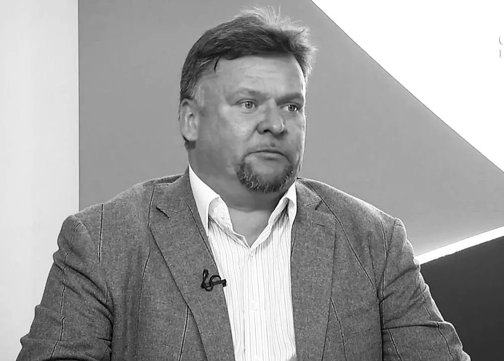 Скоропостижно скончался бывший депутат Заксобрания гендиректор завода Термаль Владимир Буланов 20 апреля ему исполнилось 58 лет В 1991 году Владимир Буланов создал предприятие по изготовлению дверных и оконных блоков ТОО Чайка В 1995 году стал председателем комитета преобразованного позже в департамент поддержки и развития предпринимательства В апреле 2002 года стал генеральным директором завода им Ульянова ЗАО Концерн ТЕРМАЛЬ Был депутатом Заксобрания V созыва от КПРФ участвовал в выборах губернатора Соболезнования родным и близким