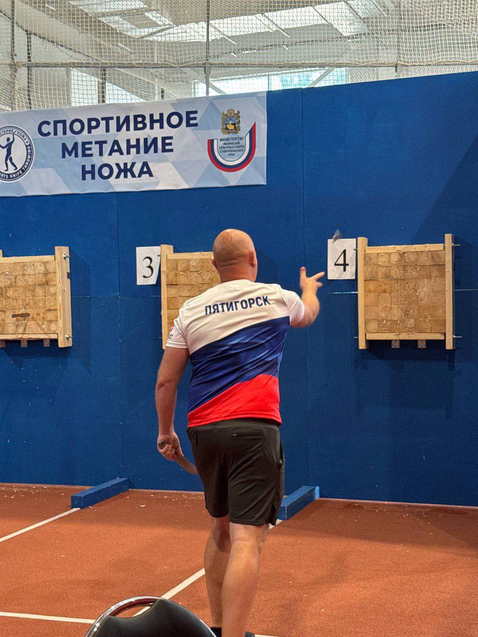 Команда ветеранов специальной военной операции из Пятигорска одержала победу на турнире «Кубок защитников Отечества»! В соревнованиях приняли участие спортсмены-участники СВО, представляющие 31 муниципалитет края. Программа турнира включала разнообразные дисциплины: спортивное метание ножей, стрельбу из лука, настольный теннис, сидячий волейбол, пулевую стрельбу, армрестлинг, пауэрлифтинг. Пятигорск представляла команда из 10 участников СВО, капитан – Дмитрий Кулаков. Тренерскую подготовку спортсменов осуществлял Евгений Месропов. По результатам общего зачета команда Пятигорска стала победителем Кубка! В личных зачетах наши ребята показали также замечательные результаты. В армрестлинге у нас сразу два серебра - у Александра Чайки и у Радмира Чотчаева, бронза – у Андрея Деева. В дисциплине «Спортивное метание ножа» первое место завоевал Станислава Еланского, второе – Дмитрий Путин. В настольном теннисе второе место завоевал Александр Чайка, а в стрельбе из лука бронза у Станислава Еланского. В дисциплине «волейбол сидя» наша команда завоевала почетное второе место. От всей души поздравляю наших ребят с заслуженной победой! Эти люди - настоящий пример мужества и стойкости. Они доказали, что нет ничего невозможного для тех, кто обладает несгибаемой волей, физической силой и непоколебимым духом.