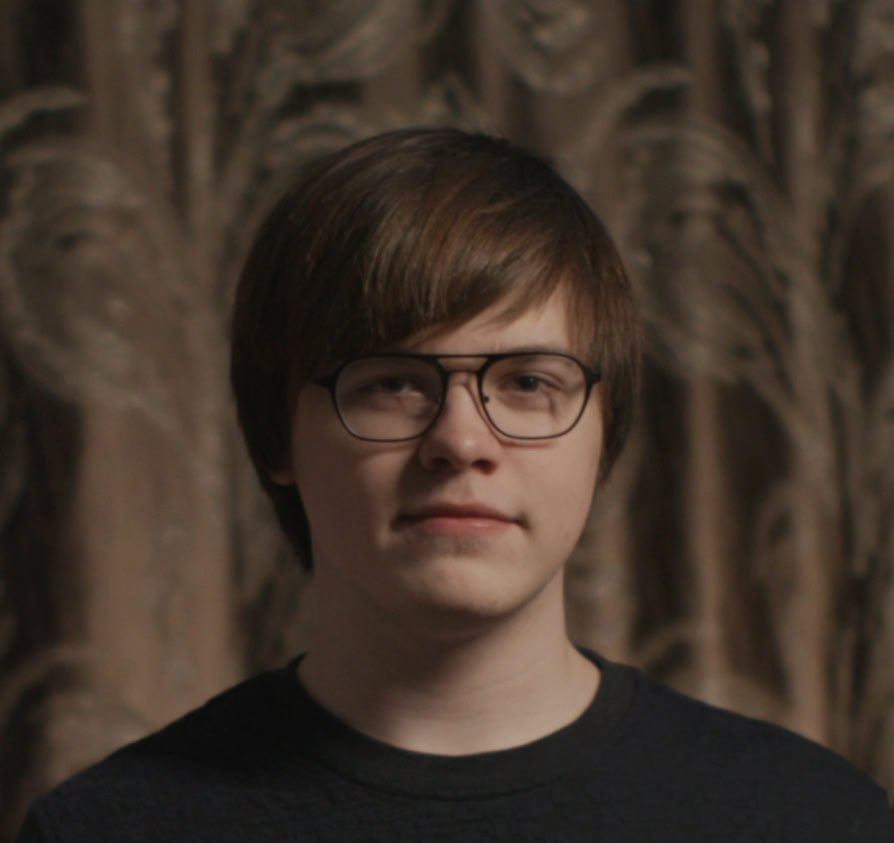 На канского подростка Никиту Уварова завели новое дело за месяц до освобождения Как утверждает следствие в феврале и июле 2025 года Уваров якобы доводил до заключенных правила ориентированные на использование стиля общения и законов криминального мира Следователи заявляют что Уваров якобы позиционирует себя участником запрещенного экстремистского международного общественного движения Что это за движение не сообщается Как сообщили ПМ в СК парня допросили Однако он воспользовался 51 статьей Конституции которая дает право не свидетельствовать против самого себя Уваров должен был выйти на свободу в марте этого года prmira news