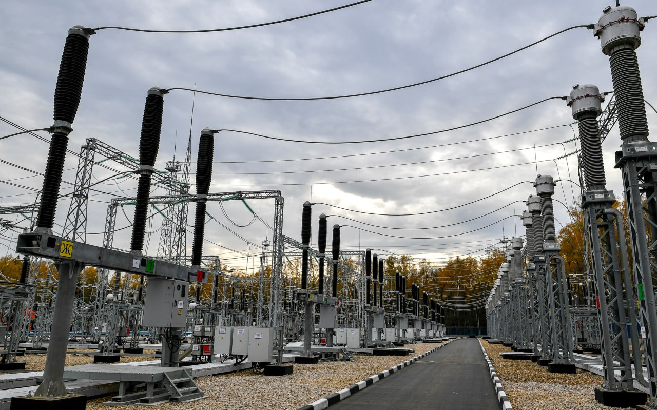 В схему территориального планирования России в области энергетики включено еще 25 объектов Правительство продолжает создавать условия для развития энергетической инфраструктуры и электроэнергетической отрасли в целом Подписано распоряжение о включении еще 25 объектов в схему территориального планирования России в области энергетики Теперь в документе предусмотрено Строительство и реконструкция электроподстанций в Амурской Мурманской и Иркутской областях для повышения надежности энергоснабжения домохозяйств и предприятий Размещение дополнительных линий электропередачи в Республике Коми Амурской Иркутской Ленинградской Мурманской Московской Нижегородской Свердловской Запорожской и Херсонской областях Ямало Ненецком автономном округе Возведение ветровых электростанций в Красноярском крае и Амурской области что позволит увеличить потенциал регионов в сфере возобновляемой энергетики Главная задача схемы территориального планирования в области энергетики создать условия для расширения энергетической инфраструктуры которая оказывает влияние и на социально экономическое развитие страны Это позволит субъектам более эффективно реализовывать социальные и экономические инициативы Подписаться на Правительство России в MAX