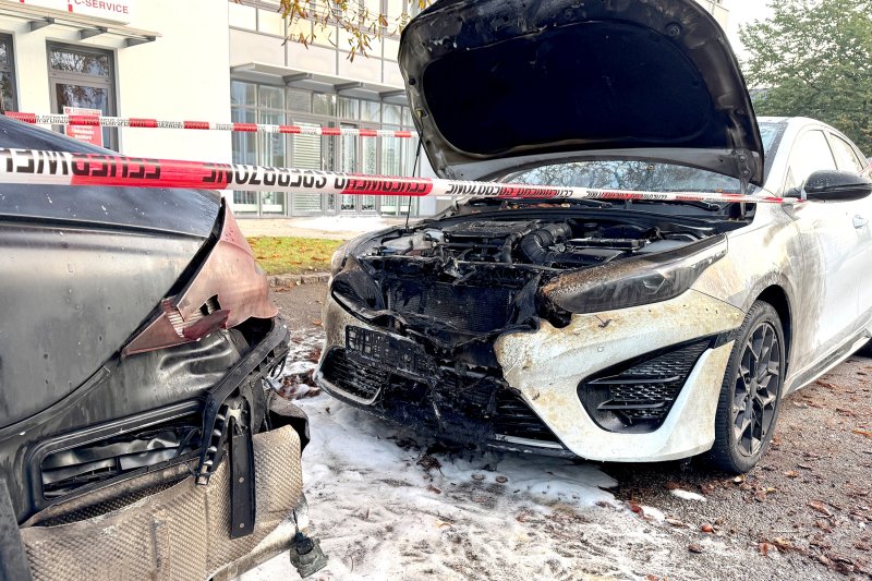 Подрыв на севере Мюнхена подготовил и осуществил мужчина заминировавший дом своих родителей Об этом сообщает издание Bild со ссылкой на знакомые с ситуацией источники Мужчина предположительно заложил взрывчатку в доме своих родителей а затем поджег его говорится в публикации После этого злоумышленник покончил с собой Кроме того по данным Bild был обнаружен еще один человек с огнестрельными ранениями На месте происшествия работают сотрудники полиции пожарные и специалисты по обезвреживанию взрывных устройств Фото Reuters Подписаться на Российскую газету в Читать нас в MAX