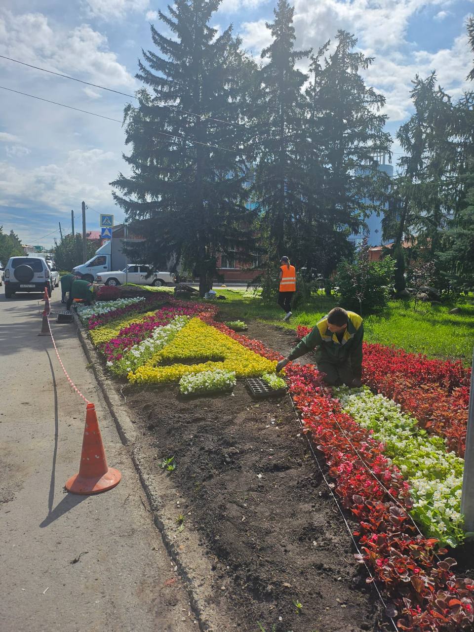 В Омске продолжается активная подготовка к «Флоре-2025»  На территории выставки началась высадка многолетних растений. Большая часть из них выращена в питомнике УДХБ: мордовники, кровохлёбка, лихнисы, вербейники, канны, дербенники и многие другие цветы.     Некоторые многолетние растения будут размещены в контейнерах для временных цветников. После завершения выставки эти растения вернутся в питомник и в дальнейшем будут использованы для озеленения улиц города.  Всего на клумбы «Флоры»  планируется высадить около 20 000 многолетних и не менее 200 000 однолетних цветов.     Ближе к открытию выставки начнётся установка каркасов под скульптуры, первые из них завезут уже в понедельник.   Напомним, что в этом год «Флора» посвящена Году защитника Отечества и 80-летию Победы в Великой Отечественной войне.  Подписаться Написать в редакцию