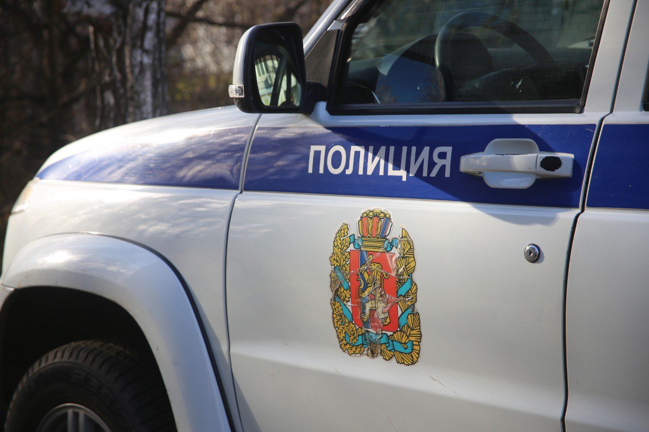45-летний житель Екатеринбурга приехал в Красноярск работать водителем. Разместился в общежитии. Время коротал в компании алкоголя. В какой-то момент решил выйти из комнаты, а дверь случайно захлопнулась. Вот он и остался в подъезде ждать помощи. И уснул. Тут его увидел 27-летний местный житель. Соблазнился на массивную золотую цепь и снял ее. Точнее не просто снял, а несколько раз ударил потерпевшего. Цепь сдал в ломбард, деньги потратил. Эх, молодой парень, 27 лет всего, ранее проблем с законом не имел, а теперь за грабеж ему грозит до семи лет.