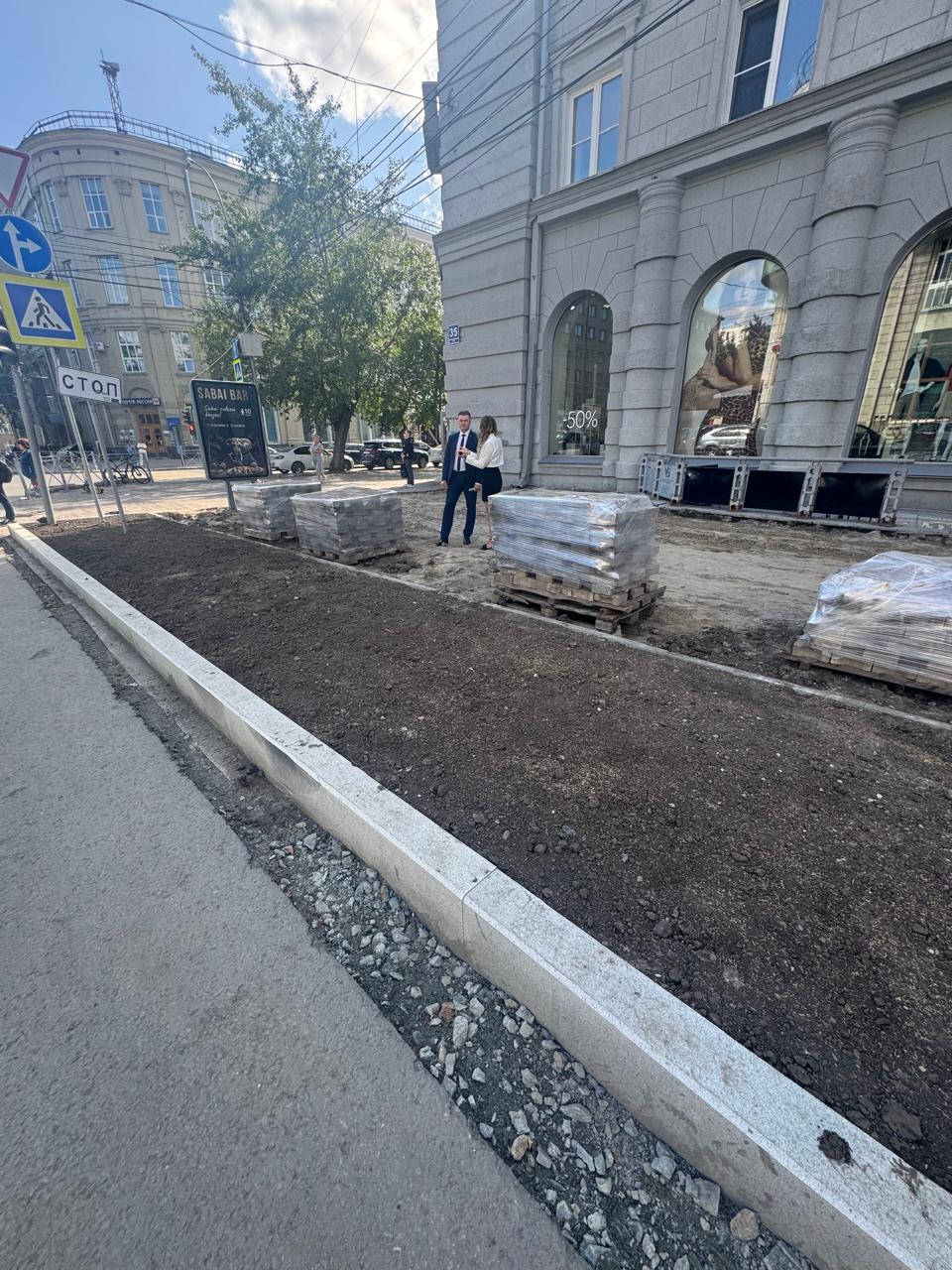 На улице Советской засеяли газон и обновляют плитку на тротуаре В рамках программы по восстановлению газонов в Центральном округе заменили обеднённый грунт, завезли плодородную почву и засеяли газон на улицах Фрунзе и Советской. Для предупреждения порчи газонов и парковки на них автомобилей запланирована установка полусфер. «На улице Советской идёт ремонт тротуара на участке от Вокзальной магистрали до улицы Ленина. Совсем скоро здесь появится новая плитка. Уже установили поребрики и засеяли газон, защитим его от парковок бетонными полусферами. Всего в этом году приведём в порядок более 100 тротуаров в разных частях города, на половине объектов работы уже завершили. На восстановление газонов вдоль дорог районам выделено 135 млн рублей», – отметил мэр Новосибирска Максим Кудрявцев. По решению мэра Центральный округ получил на восстановление придорожных газонов 20 млн рублей. Помимо Фрунзе и Советской реконструкция травяного покрова площадью 15 тыс. кв. метров намечена на участках нескольких улиц: Плановая, Нарымская, 1905 года, Дуси Ковальчук, Державина, 3, Крылова, 61а, Коммунистическая, 75.