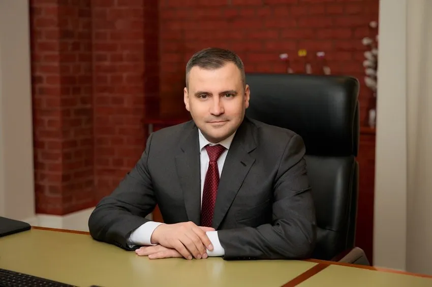 Группа Эталон расстается с президентом Михаилом Бузулуцким Группа Эталон в пресс релизе сообщила об изменениях в руководстве компании Михаил Бузулуцкий принял решение покинуть пост президента Группы 1 мая 2026 года для реализации новых профессиональных задач На переходный период обязанности президента Группы для обеспечения преемственности управления Группой возложены на первого вице президента по девелопменту и строительству Юрия Бородина Подробнее   www ancb ru news read 21434
