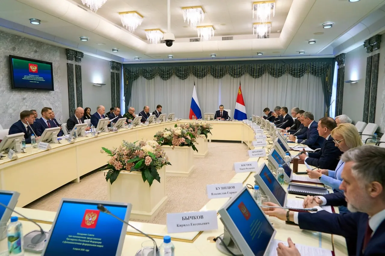 Восточный экономический форум должен приносить максимальный вклад в развитие Дальнего Востока Об этом заявил полпред президента России в ДФО Юрий Трутнев на заседании совета Дальневосточного федерального округа где обсудили подготовку к ВЭФ 2026 Деловая программа форума будет построена вокруг трех ключевых и взаимосвязанных тем сообщил министр Российской Федерации по развитию Дальнего Востока и Арктики Алексей Чекунков Первая это технологии Вторая тема международное сотрудничество Третья тема во имя чего мы задействуем технологии и развиваем международное сотрудничество это качество жизни людей сообщил Чекунков Также участники заседания обсудили подготовку инфраструктуры кампуса Дальневосточного федерального университета набор волонтеров концепцию павильона Улица Дальнего Востока и др Фото пресс служба полпредства ДФО Подробнее roscongress