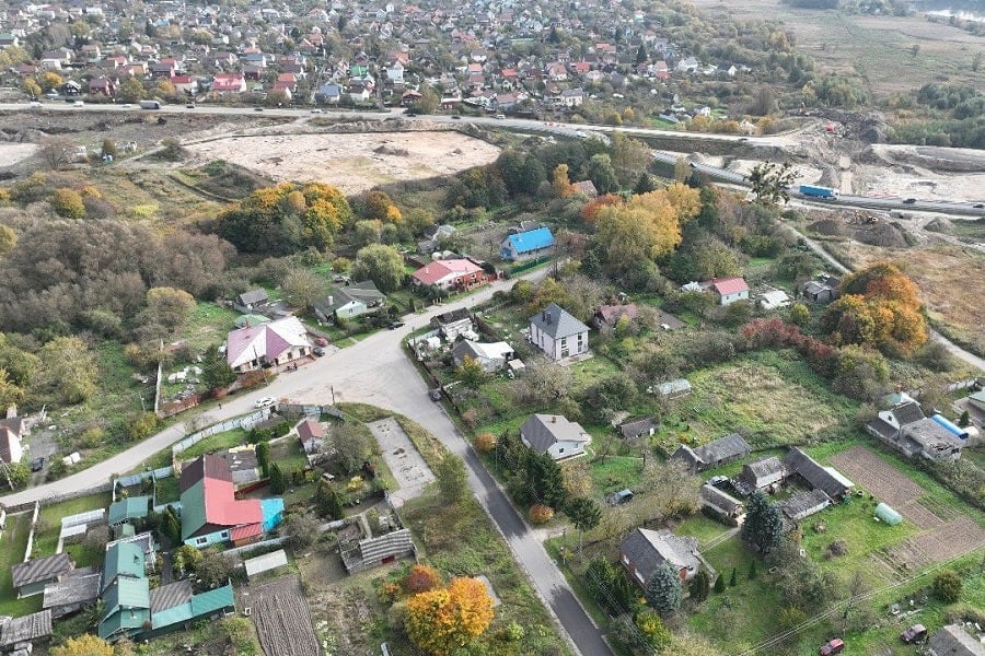 Горвласти: проезд по ул. Усадебной в микрорайоне Совхозном закрывается на три года  «Со 2 декабря 2024 года по 2 декабря 2027 года закрывается проезд по ул. Усадебной от ул. Большой окружной до дома № 1 в микрорайоне Совхозном. Ограничение движения с возможностью объезда вводится для обеспечения безопасности при проведении реконструкция II очереди кольцевого маршрута в районе Приморской рекреационной зоны  Северный обход Калининграда », — говорится в сообщении.  Фото и схема пресс-службы горадминистрации