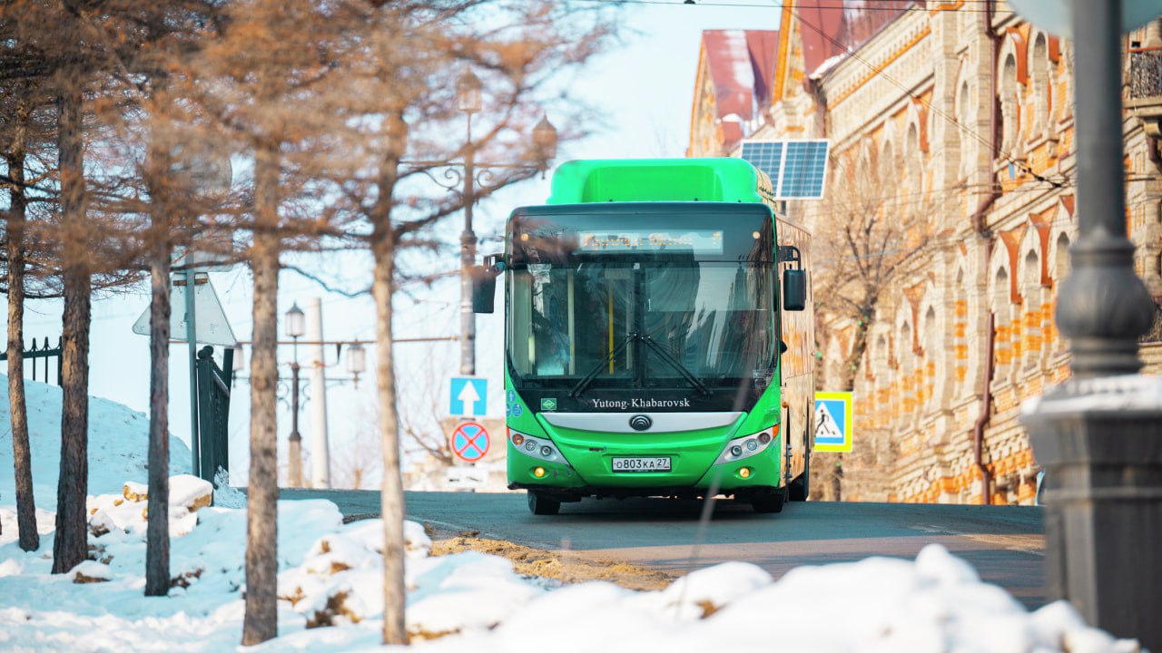 Оплату при входе в автобус рекомендуют ввести всем перевозчикам города  В Хабаровске на ряде автобусных маршрутов действует правило: в транспорт можно зайти только в переднюю дверь, при этом сразу необходимо заплатить за проезд. Многие пассажиры критикуют данную систему и заявляют, что это неудобно. Однако перевозчик Данил Артамонов, который ввел эту схему, отметил, что она очень эффективна в борьбе с любителями безбилетного проезда.    Прочитать статью полностью