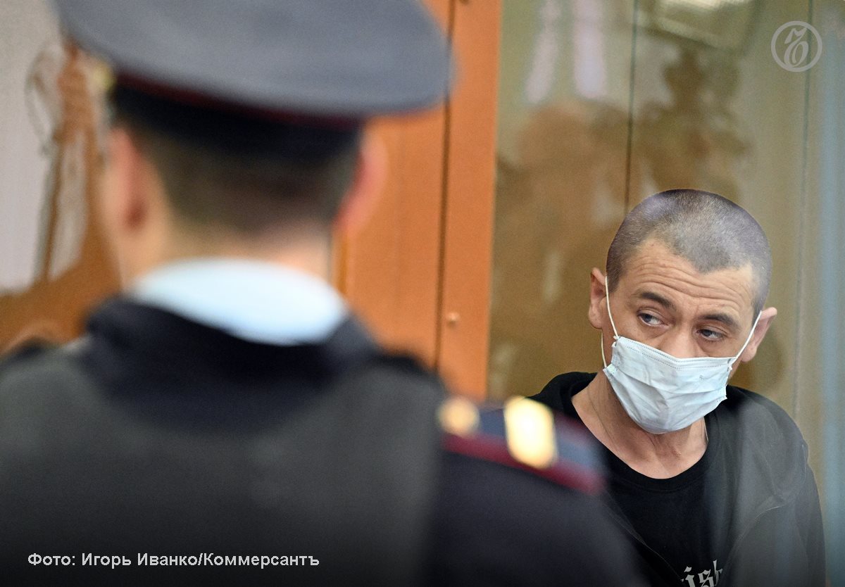 Во 2 м Западном окружном военном суде стартовал процесс по делу выходца с Украины Игната Кузина Он обвиняется в убийстве генерал лейтенанта Ярослава Москалика в апреле 2025 года Ранее Игнат Кузин полностью признал вину Также он сообщил что за убийство российского генерала в СБУ ему пообещали 18 тыс и новые документы по которым он сможет жить в одной из стран Евросоюза В окончательной редакции обвинения Кузину инкриминировали террористический акт незаконный оборот и изготовление взрывчатых веществ и взрывных устройств kommersant