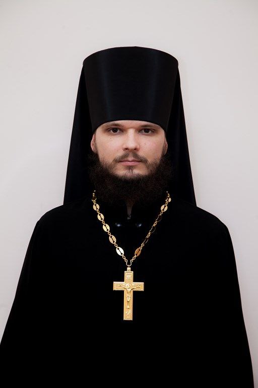 Вяземскую епархию Смоленской митрополии возглавит иеромонах Алексий Кулев Конечно после архиерейской хиротонии До сих пор батюшка преподавал в Коломенской семинарии Помимо церковной магистратуры имеет за спиной и светскую аспирантуру