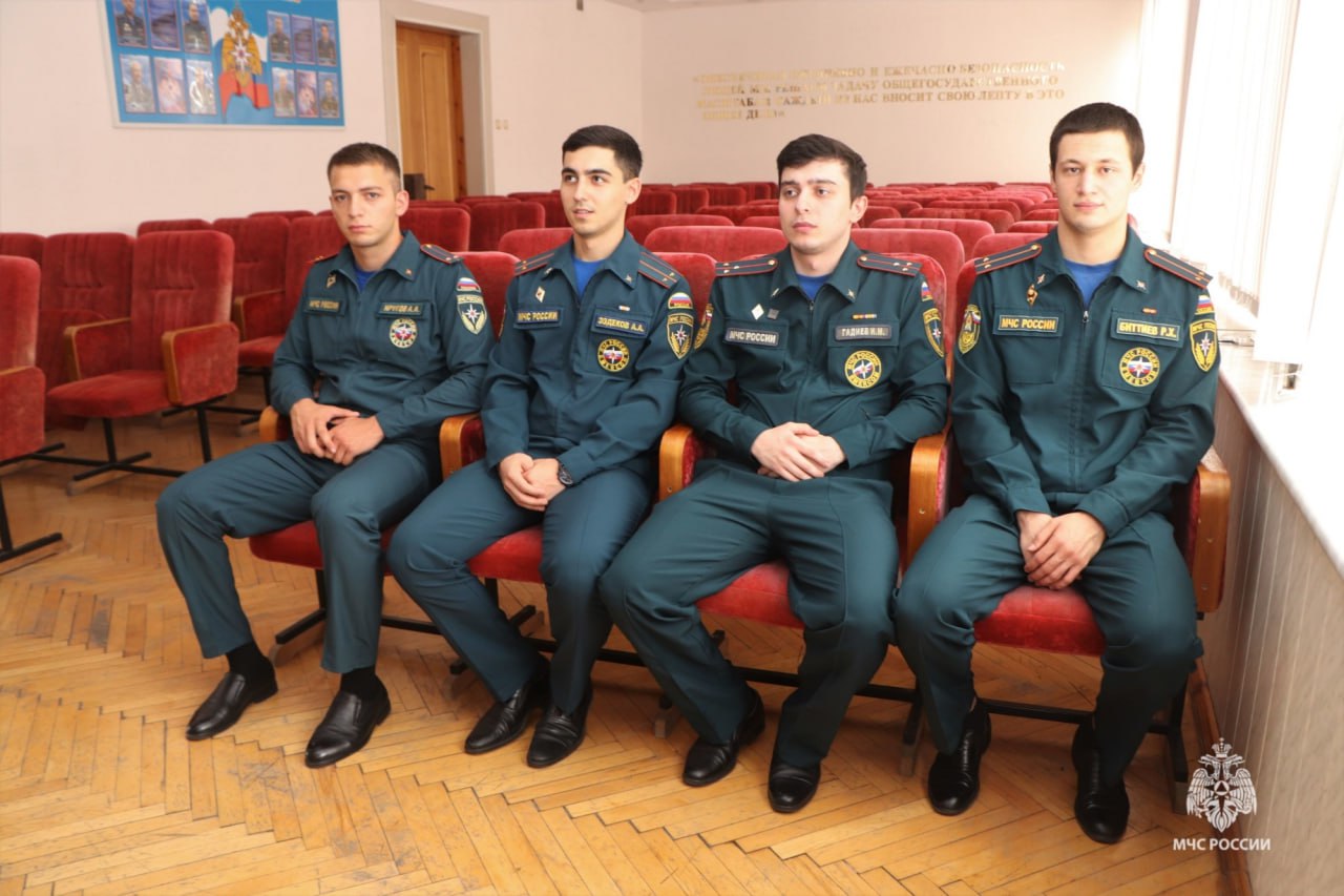 В спасательное ведомство Кабардино-Балкарии прибыли новые офицеры   После успешного окончания высших учебных заведений МЧС России в Кабардино-Балкарию прибыли четверо молодых офицеров: Астемир Эздеков, Анзор Иругов, Ислам Гадиев и Расул Биттиев, сообщает пресс-служба МЧС по КБР. Лейтенантов ждет служба в рядах федеральной противопожарной службы.  Подробнее здесь