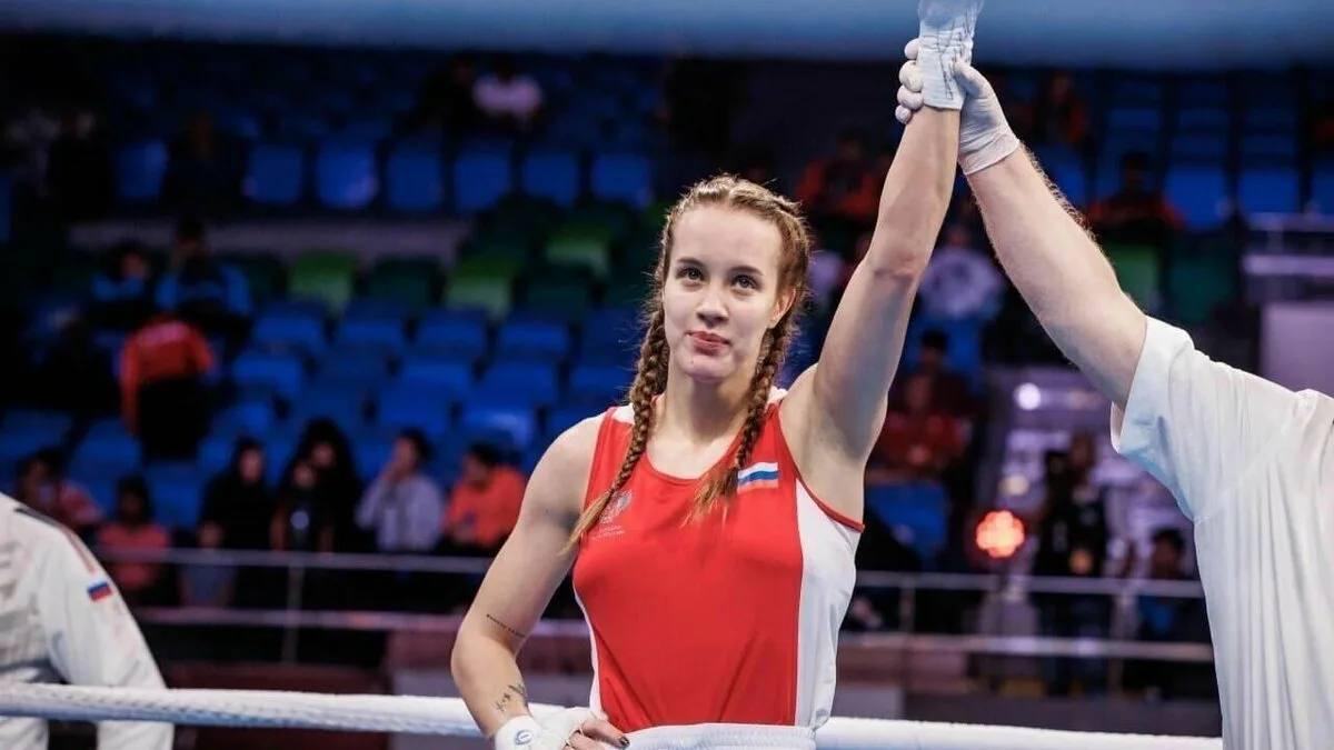 Через месяц 29 ноября в столице Башкортостана стартует 26 й чемпионат России среди женщин В 2023 году Уфа уже принимала соревнования Тогда в категории до 66 кг победила уроженка Башкортостана Азалия Аминева Для Азалии это была уже вторая победа на чемпионате страны Азалия Аминева поделилась Я очень рада что чемпионат вновь будет проходить на моей родине Конечно же это большое волнение потому что всегда когда чемпионат или другие соревнования проходят в Уфе собираются полные трибуны зрителей которые за тебя болеют Это непередаваемые очень крутые эмоции Постараюсь не подвести своих болельщиков и завоевать первое место Перед чемпионатом я приму участие в первенстве Европы среди юниоров в Ереване перед которым мы прошли полный курс подготовки два полноценных сбора Надеюсь что выступлю удачно и в Ереване и потом в Уфе   Отдай свой голос боксу