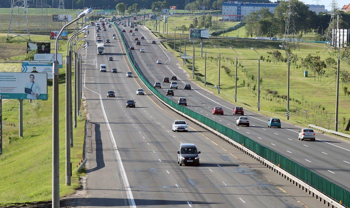 В Беларуси увеличили расходы на ремонт и строительство дорог в два раза  В текущем году их увеличили с примерно 1,517 млрд рублей до более чем 3,117 млрд.  В результате общие затраты на дороги в стране на завершающуюся пятилетку с 9,892 млрд увеличатся примерно до 11,438 млрд рублей. А в 2025 году они вырастут более чем в два раза.  Подробнее