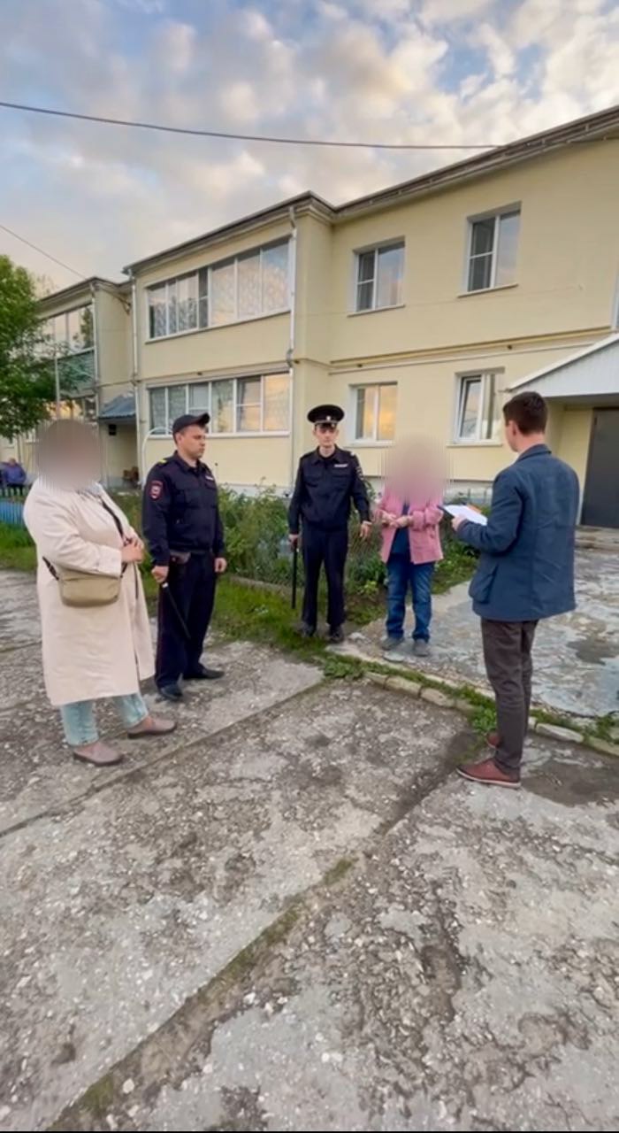 В Камешковском районе местная жительница обвиняется в убийстве супруга В Суздальском межрайонном следственном отделе регионального управления СК расследуется уголовное дело по обвинению жительницы деревни Лубенцы Камешковского района 1958 года рождения в совершении преступления, предусмотренного ч. 1 ст. 105 УК РФ убийство . Как установлено следствием, 18 мая 2025 года обвиняемая находилась по месту жительства. Испытывая неприязнь к супругу из-за злоупотребления им спиртным и грубого к ней отношения, она решила совершить его убийство и нанесла спящему мужчине несколько ударов ножом в шею и живот, от которых он скончался. С целью уничтожения следов женщина сожгла одежду, в которой находилась, однако на следующий день все же сообщила о смерти супруга соседке и призналась в совершении преступления правоохранительным органам. Следователем проведены осмотр места происшествия, проверка показаний на месте с участием женщины, допросы свидетелей, изъяты орудие преступления и иные доказательства. В настоящее время по делу производятся назначенные судебные экспертизы, выполняются иные следственные действия, направленные на закрепление доказательств, установление причин и условий, способствующих случившемуся.