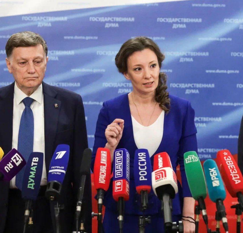 В преддверии 1 июня обозначили приоритеты в сфере защиты детства С начала созыва вместе с коллегами в Госдуме мы уже приняли более 100 законов в сфере защиты детей и поддержки семей. Сейчас готовим новые инициативы. На особом контроле «Единой России» вопросы совершенствования демографической политики, а также контроль за исполнением Указа Президента № 63 «О социальных мерах поддержки многодетных семей» в регионах. Наша Комиссия по защите материнства и детства продолжит вести мониторинг реализации этих социальных гарантий. Вместе с депутатами фракции, родительским сообществом проведем мониторинг безопасности объектов детской инфраструктуры и организации отдыха для детей, включая детей с особенностями развития. Несмотря на принятые решения, все еще сохраняются проблемы в этой сфере, наши предложения мы направили Правительству и они нашли поддержку. Продолжим расширять меры поддержки семей участников СВО. Мы уже добились принятия 129 законов в этой части. В портфеле Госдумы находятся еще более 20 инициатив по самым разным направлениям - социальные гарантии, защита трудовых прав, меры помощи. Готовим к внесению 3 законодательные инициативы, направленные на защиту прав сирот на жилье, совершенствование действующих механизмов, восстановление социальной справедливости. В поправках к федеральному бюджету на 2025 год мы планируем увеличить расходы на 829 млрд 156 млн - 21% из этой суммы пойдет на детско-семейный бюджет. В результате его рост составит 5%. Дополнительные средства будут направлены на госпрограмму «Развитие здравоохранения», «Развитие образования», «Социальная поддержка граждан». Мы внимательно будем смотреть, чтобы эти и другие направления деятельности привели к качественным изменениям жизни наших семей с детьми. Ведь самая главная задача, когда мы говорим о защите детства, - сделать все, чтобы дети воспитывались в крепких, благополучных семьях! #ZaщитаДетства #АннаКуZнецоVа #Госдума
