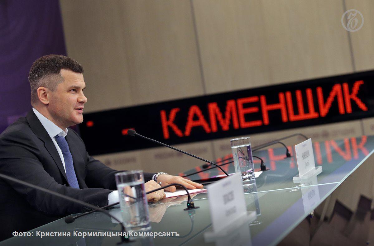 Бывший бенефициар «Домодедово» Дмитрий Каменщик попросил приостановить передачу аэропорта государству. Он направил жалобу в Десятый арбитражный апелляционный суд Москвы, документ принят к рассмотрению. Заседание назначили на 28 июля.   В июне суд по иску Генпрокуратуры взыскал в доход государства 100% долей ООО «ДМЕ Холдинг» — это 25 организаций, стоимостью более 1 трлн рублей. Их владельцем стало Росимущество.     Подписывайтесь на «Ъ» Оставляйте «бусты»