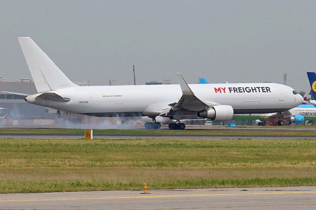 AerCap заключила договор лизинга двух A321neo с узбекской авиакомпанией My Freighter Компания AerCap Holdings N V объявила о заключении договоров лизинга двух новых самолетов Airbus A321neo с узбекской авиакомпанией My Freighter которая также выполняет пассажирские рейсы под брендом Centrum Air Поставка самолетов намечена на IV квартал 2027 года   English O zbek tilida Ўзбек тилида На русском iOS Android