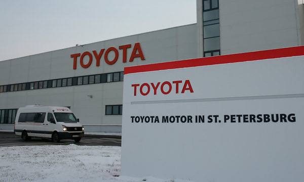 Руководство Toyota организовало секретную встречу для бывших дилеров из России — впервые за последние три года. Группе из нескольких десятков человек оплатили бизнес-класс в Дубай и обратно, сняли отель топ-уровня и заставили подписать бумаги о неразглашении, сообщает Mash  Внезапный выезд случился с 9 по 12 февраля. С экс-представителями Toyota в РФ связался головной офис и предложил съездить в ОАЭ . Оплатили им бизнес-класс в Дубай и обратно и во время переговоров заставили подписать бумаги о неразглашении.   На встрече извинились за уход, остановку поставок и борьбу с импортом, и пообещали: как только ситуация наладится, сразу же вернутся на рынок.   Следующая встреча запланирована в ближайшее время — уже в этом месяце японцы обещают дать более конкретные данные о своих планах возвращения на рынок РФ.   Ещё в сентябре 2022-го Toyota сообщилa, что окончательно убирают производство авто на территории РФ. Причина — простой после ухода из российского рынка. После этого бывший завод в Питере перешёл научному центру НАМИ, который занимается производством Aurus.    Подписаться   Прислать новость