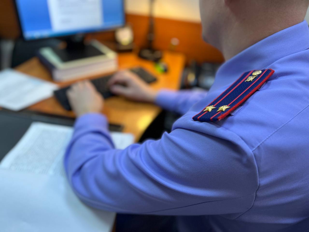 В Иркутской области осужден мужчина за убийство из хулиганских побуждений в общественном месте  Собранные следственным отделом по городу Братску СУ СК России по Иркутской области доказательства признаны судом достаточными для вынесения приговора местному жителю.  Он признан виновным в совершении преступления, предусмотренного пп. «д, и» ч. 2 ст. 105 УК РФ  убийство, совершенное с особой жестокостью из хулиганских побуждений .  Следствием и судом установлено, что 9 августа 2024 года в городе Братске возле одного из магазинов на улице Спортивной подсудимый в ходе конфликта нанес ранее незнакомому мужчине удары ножом в грудь в присутствии его детей и супруги. От полученного ранения 48-летний потерпевший скончался на месте.  Очевидцы вызвали полицию и скорую помощь. Злоумышленник был задержан, и по ходатайству следствия судом ему была избрана мера пресечения в виде заключения под стражу.  На основании собранных доказательств суд признал мужчину виновным и назначил ему наказание в виде лишения свободы сроком 16 лет с отбыванием в исправительной колонии строгого режима, с ограничением свободы сроком на 1,5 года.