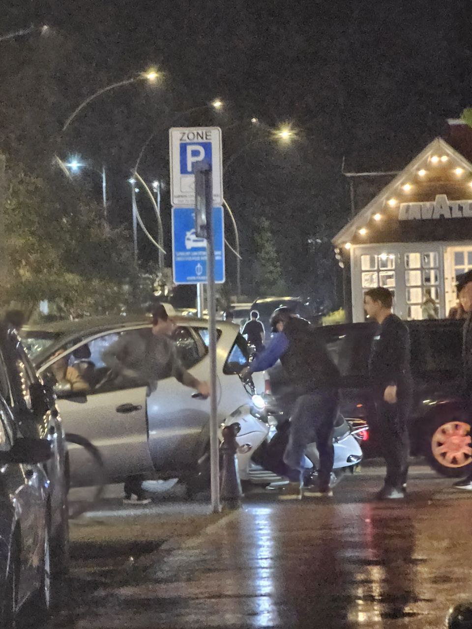 В Батуми гонщик на скутере протаранил автомобиль. ДТП произошло несколько минут назад, о чем нам сообщил подписчик. Процитируем: - 21.37 Лермотова и Горгиладзе. Всё как обычно, скутер летел по выделенке по встречке и врезался в автомобиль, которые поворачивал.