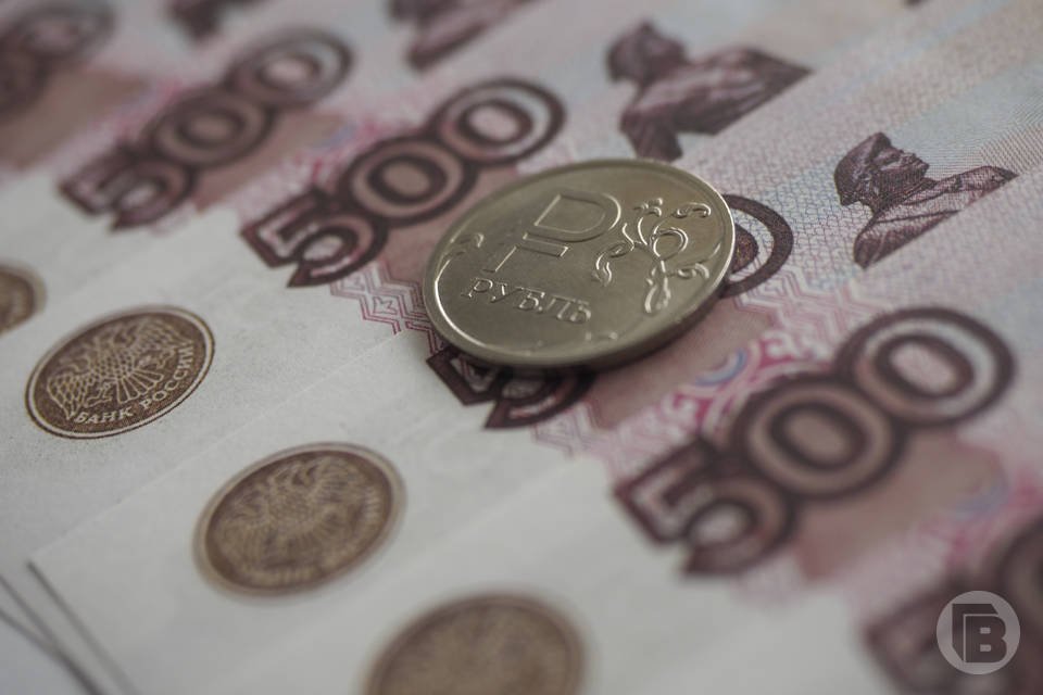 На 120 млрд рублей оказано платных услуг волгоградцам. Такова статистика за первое полугодие 2025 года. В первом полугодии 2025 года объем платных услуг в Волгоградской области достиг 120,4 миллиарда рублей, что на 2,3% больше, чем за аналогичный период 2024 года. Об этом сообщает Волгоградстат. Основную часть этих услуг — 80,1% от общего объема — составили шесть категорий. В их числе: - коммунальные услуги — 21,3%; - транспортные услуги — 14,5%; - бытовые услуги — 14,4%; - телекоммуникационные услуги — 11,6%; - медицинские услуги — 11,3%; - образовательные услуги — 7,0%. Среди бытовых услуг лидируют техобслуживание и ремонт автомобилей, машин и оборудования, а также ремонт и строительство жилья и других построек. Не менее популярны парикмахерские и косметические услуги.