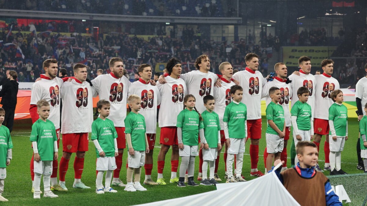 Бывший президент московского Локомотива Николай Наумов заявил Матч ТВ что сборная России обыграет Перу с разницей в два мяча Мы должны выиграть сейчас у нас сборная на ходу Мы выигрываем все матчи пусть это и товарищеские встречи Ребята с удовольствием приезжают и встречаются в сборной им интересно видеться Самое главное мы видим что футболисты получают удовольствие от игры Удовольствие обязательно выливается в результаты Несмотря на то что бывают трудные матчи нашей сборной удается практически всегда выигрывать Я думаю с Перу будет то же самое мы выиграем с разницей в два мяча BetBoom матч сборной России с Перу состоится 12 ноября Трансляция в 19 00 на Матч ТВ news matchtv Дмитрий Челяпин Матч ТВ