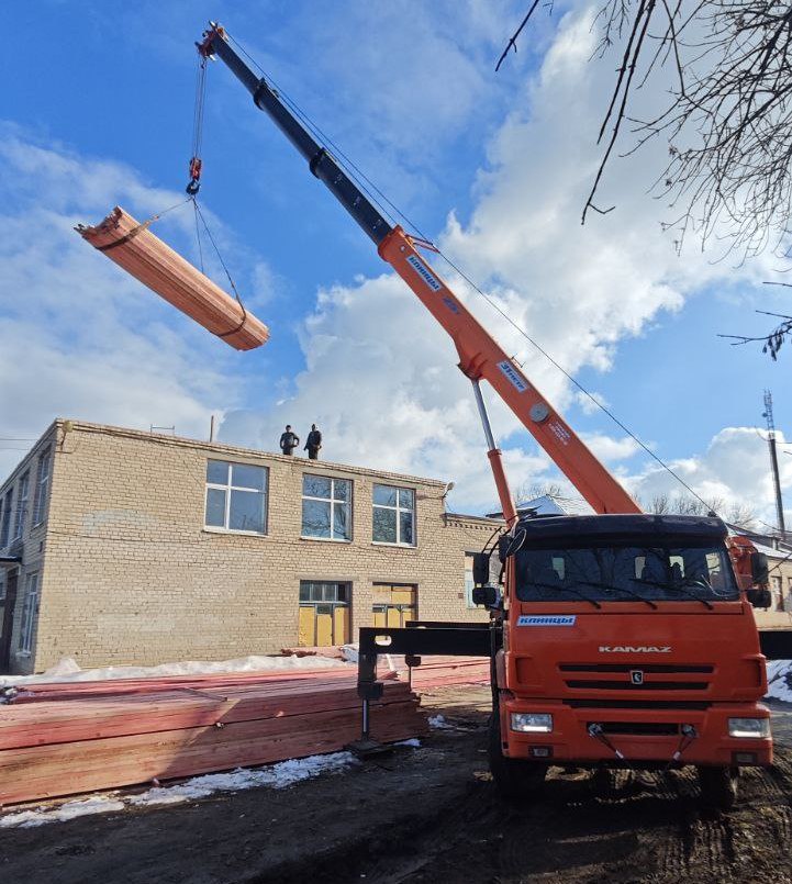 На крыше здания Токмакской школы №12 монтируют стропильные конструкции  Всего будет заменено более 1200 квадратных метров кровли.  «Начали очередной этап – устанавливаем деревянные опоры. За счет этого укрепим кровлю здания, значит, увеличим срок ее службы», -  пояснили строители.  Напомним, на объекте трудится местная подрядная организация. Работы проводятся в рамках шефской помощи Пензенской области по поручению Губернатора Олега Мельниченко.