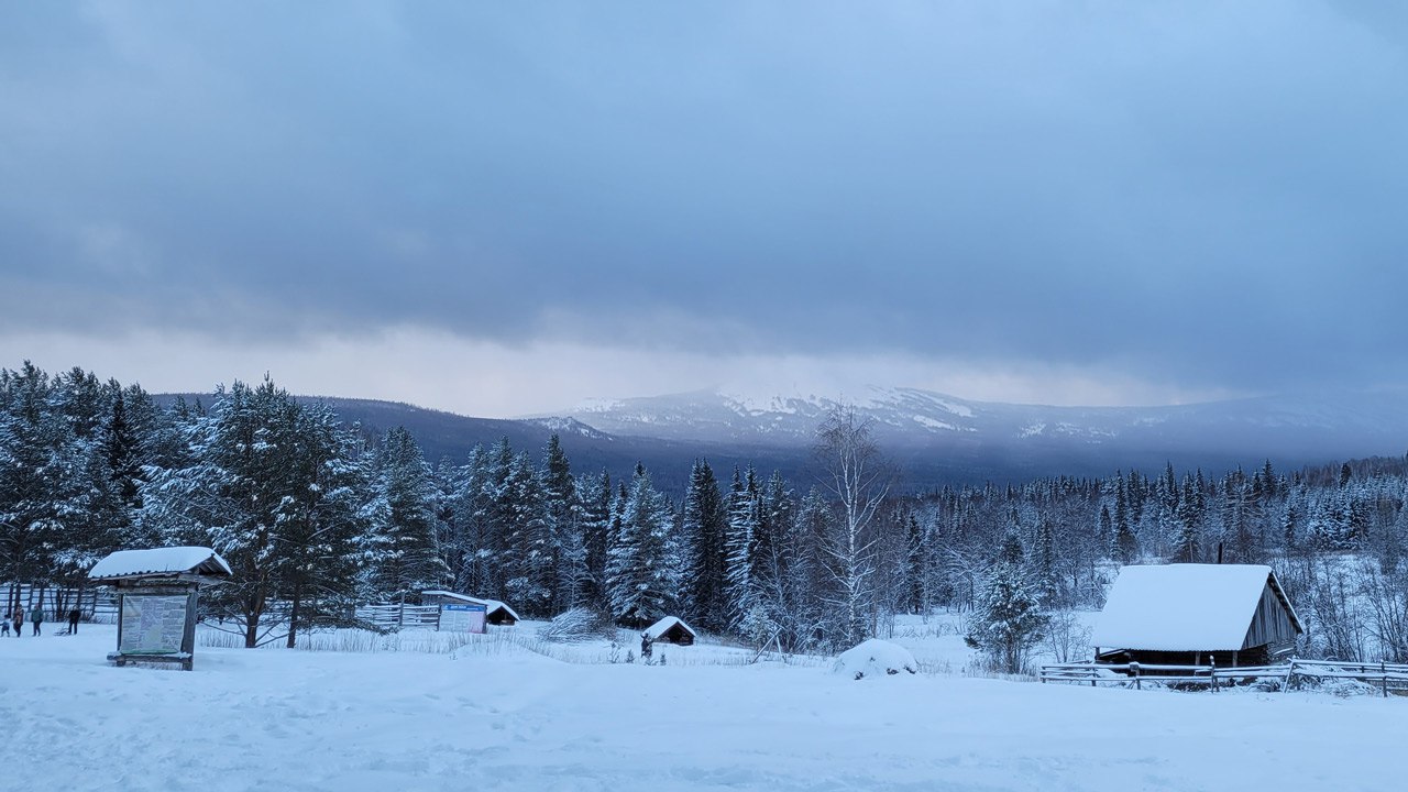 Отдых круглый год в Челябинской области растет число туристов На Южном Урале в июле сентябре организованный турпоток увеличился более чем на 14 по сравнению с прошлым годом Путешественники все чаще выбирают отдых в нацпарках и у озер а вместе с этим глэмпинги объединяющие комфорт гостиницы и близость к природе Зимой туристы традиционно едут на горнолыжные курорты Новые форматы размещения цифровые сервисы развитие транспортной инфраструктуры способствуют росту популярности экологического промышленного водного и спортивного туризма говорится в докладе Банка России Региональная экономика комментарии ГУ Значительные инвестиции включая работу по нацпроекту Туризм и гостеприимство дают возможности для развития Речь идет например о новых маршрутах строительстве и реконструкции курортов комментируют в региональном отделении Уральского главного управления Центробанка Подписывайтесь на Вести Южный Урал в MAХ