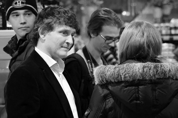 Объявленного в розыск новосибирского бизнесмена Насоленко подозревают в мошенничестве Против объявленного в федеральный розыск новосибирского предпринимателя Евгения Насоленко возбуждены дела о преднамеренном банкротстве ст. 196 УК и мошенничестве ст. 159 УК . Первым об этом сообщил сайт НГС. По данным ТАСС, речь идёт о мошенничестве с неисполнением договорных обязательств с причинением особо крупном ущерба ч. 7 ст. 159 УК . Полиция несколько раз требовала от суда арестовать бизнесмена заочно, но ходатайства отклоняли. В январе 2023 года Октябрьский райсуд Новосибирска признал бывшего совладельца сети дискаунтеров «Лидер экономии» и «Универсам удачных покупок» Евгения Насоленко виновным в уклонении от уплаты налогов в особо крупном размере по ч. 2 ст. 199 УК . Его приговорили к трём годам условно. Бизнесмен отрицал вину. По версии следствия, директор ООО «Ритейл Центр» Насоленко в 2016–2018 годах «необоснованно завысил суммы налоговых вычетов по налогу на добавленную стоимость, включив в налоговые декларации заведомо ложные сведения о размере подлежащих уплате налогов». Компания уклонилась от налогов на сумму более 173 млн рублей, утверждали в СК. «Ритейл Центр» признан банкротом в 2019-м. Евгений Насоленко и его брат Виталий были соучредителями АО «Новые торговые сети», которое также обанкротилось. «НТС» занимались премиальным магазином «Добрянка» в Новосибирске, двумя «Бахетле» в Барнауле и двумя в Новосибирске, а также сетями магазинов «Столичный», «Санберри», «Лидер экономии» и «Универсам удачных покупок». Сами братья Насоленко тоже признаны банкротами. Подписаться Прислать новость Помочь бустами