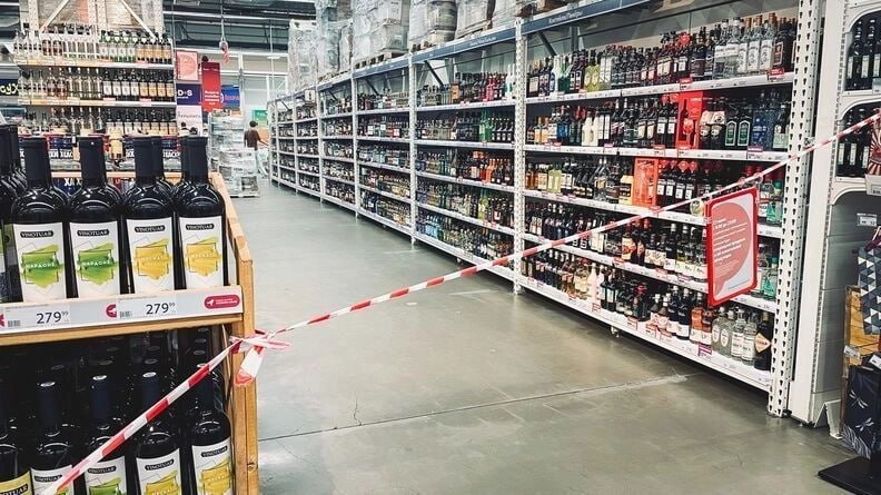 Продажу алкоголя после 21:00 собираются запретить в Красноярском крае. Но не везде Депутат заксобрания края Илья Зайцев сообщил, что правительство края предложило запретить продажу с 21:00 до 10:00. Предполагается, что запрет будет распространятся только на магазины в многоквартирных домах. Также предложено запретить продажу алкоголя 1 июня и 1 сентября. Исключением выступают точки общественного питания — там продолжат продавать алкоголь после 21:00 и в праздничные дни. Проект закона рассмотрели на профильном комитете. На сессии его рассмотрят после того, как будет готово «заключение об оценке регулирующего воздействия законопроекта». Если проект поддержат, в силу новые правила вступят осенью этого года.