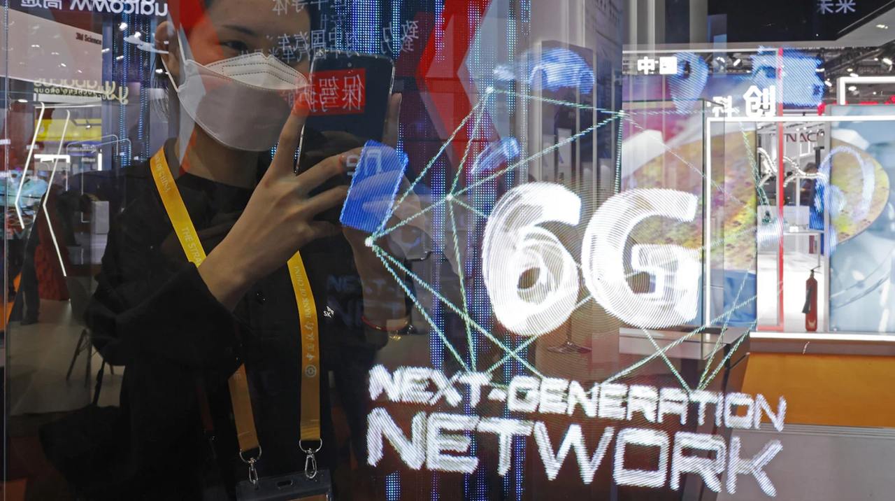 Власти выделят на технологии 5G Advanced и 6G в пять раз меньше запрошенной суммы  Совокупный объем финансового обеспечения разработки критических технологий создания оборудования для сетей связи 5G Advanced и 6G с 2025 по 2030 год составил 4,5 млрд рублей, сообщили Forbes два источника в телекоммуникационной отрасли и один в IT-индустрии. Это в пять раз меньше суммы, запрошенной на старте проекта два года назад.   По словам источников, деньги на разработки будут поступать из федерального бюджета и из внебюджетных источников в пропорции 50/50.   С 2025 по 2027 годы на разработки критических технологий создания оборудования для сетей связи 5G Advanced и 6G ежегодно будет выделяться по 0,25 млрд рублей из федерального бюджета  эти деньги уже запланированы в трехлетнем бюджете . Такая же сумма поступит из внебюджетных источников.   С 2027 по 2030 годы из федерального бюджета планируется выделять уже по 0,5 млрд рублей в год и сколько же из внебюджетных источников. Таким образом, из бюджета в течение шести лет с 2025 по 2030 год на разработки будет выделено 2,25 млрд рублей, и еще 2,25 млрд поступит из внебюджетных источников.  Подробности на сайте Forbes    : Yin Liqin / China News Service via Getty Images