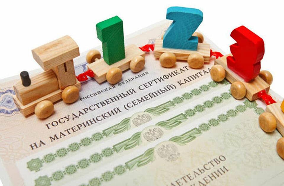 С 2026 года краевой материнский капитал в Краснодарском крае будут предоставлять на третьего и каждого из последующих детей Ранее выплатой можно было воспользоваться только на третьего или последующих детей один раз Соответствующие изменения в Закон О социальной поддержке многодетных семей в Краснодарском крае приняли сегодня на сессии ЗСК Материнский капитал в Краснодарском крае предоставляют с 2011 года В 2025 году он составлял порядка 161 тыс рублей С 2026 года выплату проиндексируют она составит 167 тыс рублей Сейчас средства можно направить на улучшение жилищных условий газификацию образование и медицинскую реабилитацию детей свои фото видео и истории присылайте нашему боту prostokrd bot Подпишись на наш канал в Telegram MAX