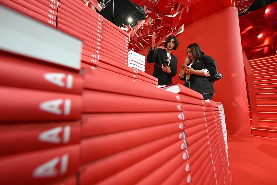 ПАО ЭсЭфАй заключило крупную сделку по продаже 105 000 000 обыкновенных акций ПАО ЛК Европлан что составляет 87 5 уставного капитала компании SFIN LEAS На рынке лизинга состоится крупнейшая за всю историю сделка Альфа банк который владеет 100 Альфа Лизинга входит в топ 3 приобретает у холдинга SFI лизинговую компанию Европлан По информации Ъ цена сделки составит 65 млрд руб за 100 компании jkinvest news jkinvest