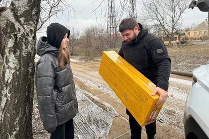 Глава Минстроя ДНР исполнил новогоднюю мечту 12-летней девочки из Дебальцево  Министр строительства и ЖКХ ДНР Владимир Дубовка исполнил новогоднюю мечту 12-летней девочки Анастасии Оглоблиной из поселка городского типа Мироновское в Дебальцево. Он снял шарик с ее мечтой на елке в рамках акции «Елка желаний». Об этом сообщили в Минстрое ДНР.  Каждый ребенок заслуживает счастья и радости в Новый год. Я рад, что смог исполнить желание Анастасии и подарить ей немного волшебства. Пусть этот электросамокат станет для нее не только средством передвижения, но и символом новых возможностей и приключений, - сказал Дубовка.