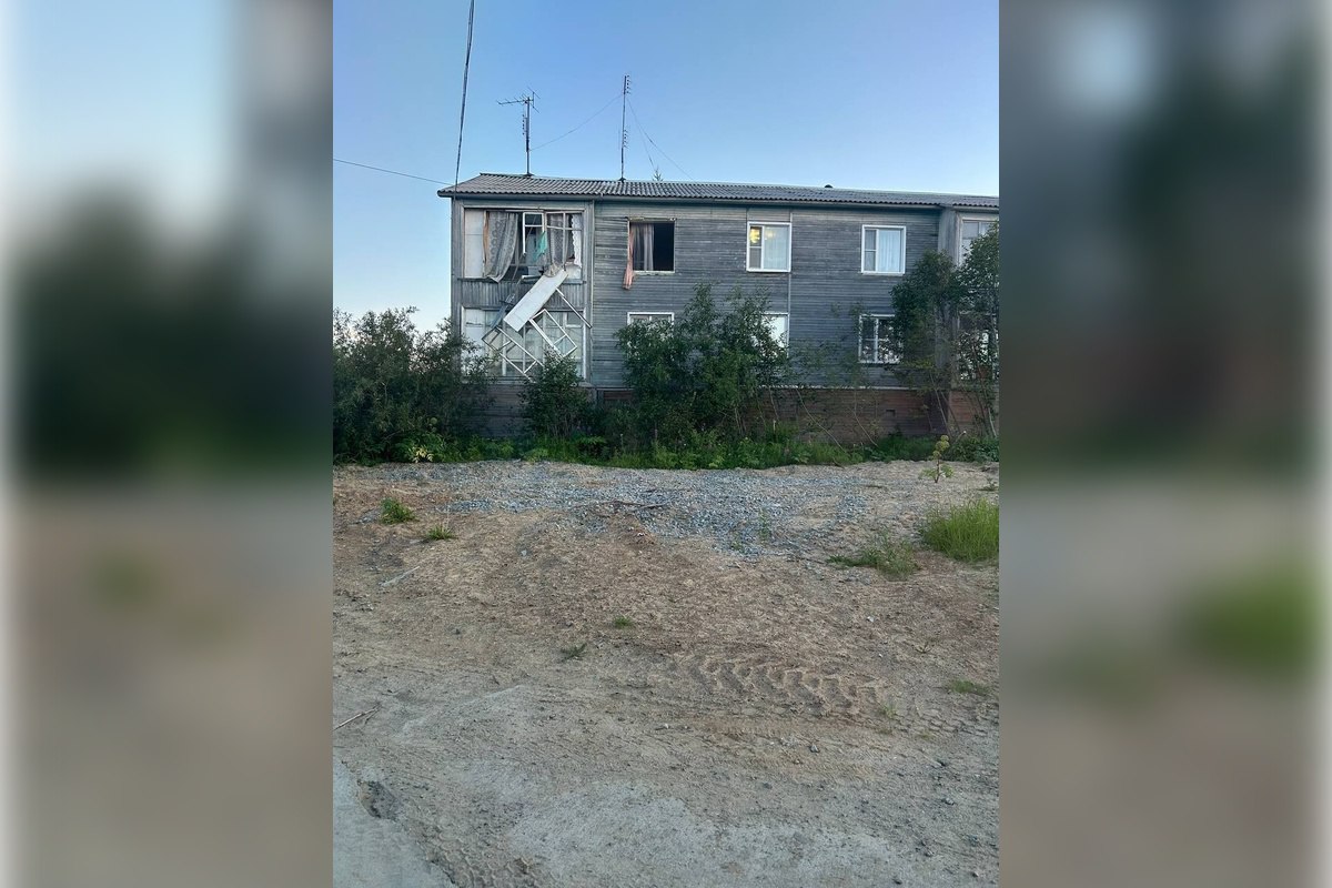 В Лабытнанги взорвался бытовой газ вжилом доме, двое пострадали В Лабытнанги Ямало-Ненецкого автономного округа взорвался газовый баллон в жилом доме. В результате пострадали 2 человека. Об этом рассказали в пресс-службе прокуратуры региона. Взрыв произошел в одной из квартир на улице Обской, 126 в 20:35 18:35 по Москве в субботу, 2 августа. Взрывной волной выбило окна в трех комнатах. В квартире было 3 человека, двое из них пострадали. Им оказали медпомощь. По факту случившегося прокуратура Лабытнанги организовала проверку.