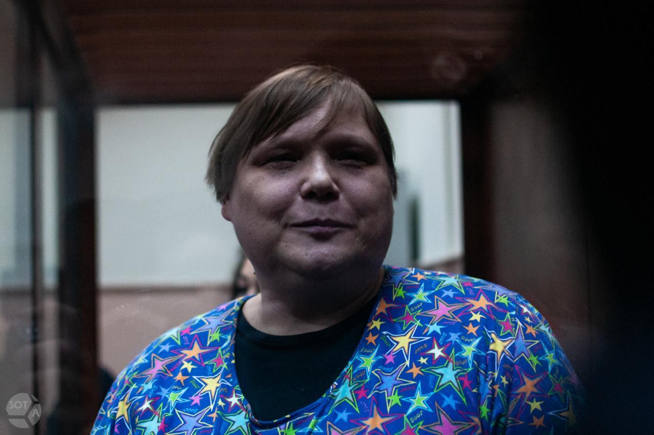 Суд отменил смягчение наказания для журналистки Александры Баязитовой Владимирский областной суд 28 октября отменил решение Судогодского районного суда о замене срока на принудительные работы Александры Баязитовой автора канала Адские бабки об этом пишут Владимирские новости Апелляцию подал судогодский прокурор который счел смягчение наказания поспешным Владимирский областной суд удовлетворил ходатайство прокурора Теперь Баязитова продолжит отбывать срок в колонии В 2023 м Баязитову приговорили к 5 годам колонии по делу о вымогательстве денег у топ менеджера Промсвязьбанка Александра Ушакова за блок на негатив в телеграм канале Адские бабки Александра Баязитова страдает от сахарного диабета глаукомы и гипертонии Фото архив SOTAvision