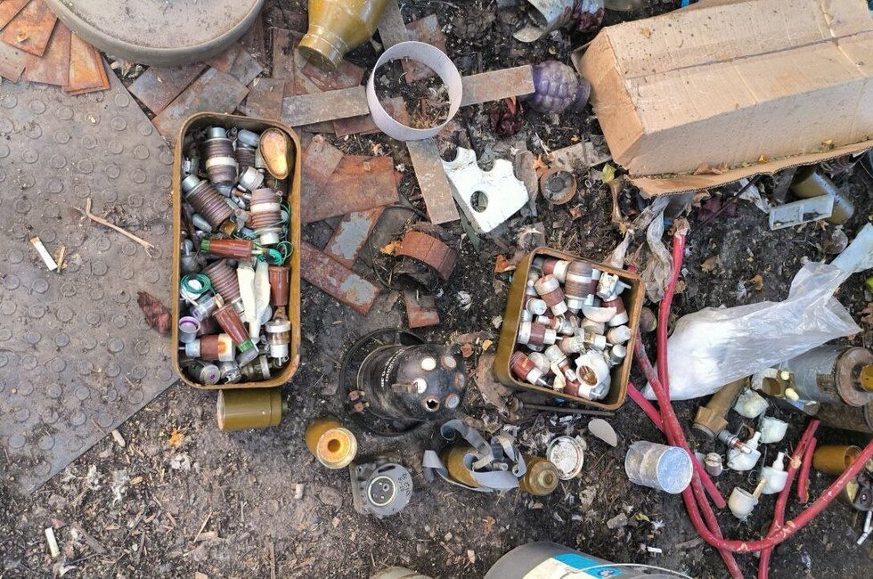 У жителя Донецка, бросившего соседке гранаты, обнаружили схрон боеприпасов Две гранаты бросил 49-летний житель Куйбышевского района во двор 64-летней соседки, с которой конфликтовал длительное время. Одна из них взорвалась — никто из людей не пострадал. Мужчину задержали. При обыске его жилища полицейские обнаружили целый арсенал — гранаты, мины, патроны. На фигуранта завели уголовное дело из-за угрозы убийством. Решается вопрос о возбуждении еще одного — за хранение боеприпасов. Читать полностью Фото: МВД по ДНР Подписаться
