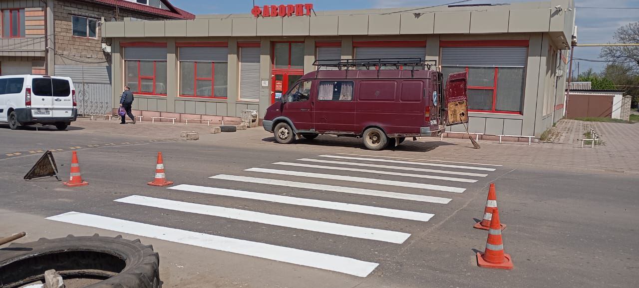 В Стаханове продолжаются работы по обновлению дорожной разметки  Сегодня работы велись по ул. Орджоникидзе, Б. Хмельницкого и Трамвайной  Администрация Стаханова призывает всех участников дорожного движения проявлять терпение и понимание в период проведения работ,  а также соблюдать правила дорожной движения.  ________________ Все новости  ВКонтакте и в  Одноклассниках   #Стаханов #новости_Стаханова