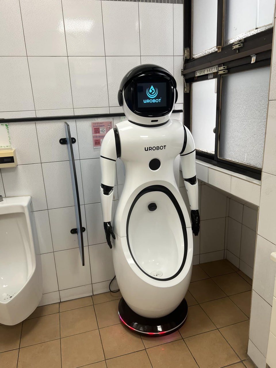 В Китае заметили робоунитазы. Андроидоподобный Urobot анализирует объем и скорость мочеиспускания, а затем выводит на экран результаты анализа мочи. А что он должен держать руками?