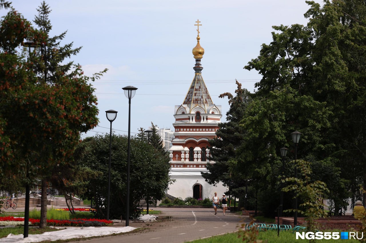 В этом году исторический центр Омска украсит новый памятник он будет посвящен советскому поэту актеру и музыканту Владимиру Высоцкому Над скульптурой работает омский мастер Виктор Костенко рассказал в своем телеграм канале губернатор Виталий Хоценко Мы связались с Виктором Костенко и узнали подробности о предстоящем открытии памятника По словам скульптора гранитный постамент с фигурой Владимира Семеновича будет установлен в Воскресенском сквере этим летом Проект обсуждался менялся в лучшую сторону был утвержден Потом мы приступили к исполнению в натуральную величину в мягком варианте Памятник сделан процентов на 80 идет работа Высота бронзовой фигуры примерно 2 4 метра плюс гранитный постамент Рассчитываем чтобы к 25 июля было открытие к годовщине смерти Высоцкого рассказал Виктор Костенко Скульптор уточнил что памятник будет располагаться недалеко от Серафимо Алексеевской часовни напротив органного зала Будьте в курсе даже офлайн NGS55 в MAX