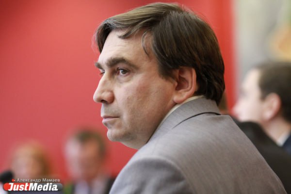 В Екатеринбурге перед судом предстанут экс министр энергетики и ЖКХ Николай Смирнов его первый заместитель Игорь Чикризов и замминистра Андрей Кислицин Прокуратура утвердила обвинительное заключение по делу Все они обвиняются в совершении преступления по ч 6 ст 290 УК РФ получение должностным лицом через посредника взятки в виде денег группой лиц по предварительному сговору в особо крупном размере Дело будет рассматривать Верх Исетский районный суд Екатеринбурга По версии следствия в период с января 2023 года по март 2024 года на тот момент министр энергетики и ЖКХ Николай Смирнов его первый заместитель Игорь Чикризов а также замминистра Андрей Кислицын получили через посредника взятку в сумме свыше 4 4 млн рублей Из указанной суммы министр Николай Смирнов получил свыше 980 тысяч рублей его первый заместитель Чикризов не менее 1 млн рублей заместитель министра Андрей Кислицын не менее 2 5 млн рублей justmediaru