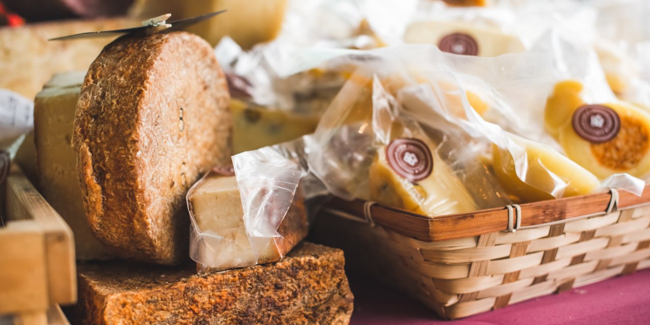 21 июня в Шуе пройдёт Фестиваль фермерских продуктов 20 региональных производителей, в т.ч. Пучежский сыродельный завод, «Сырный хутор», «Деревенская колбаска», «Васильевский пряник», «Живая ферма Суховых», привезут на ярмарку сыры, молочные продукты, колбасы и мясные деликатесы, копченую рыбу, хлеб, соусы, растительное масло, кондитерские изделия и мед. А ещё здесь можно будет приобрести саженцы цветов. Фестиваль пройдёт на площадке у ТЦ «Главмаг» г. Шуя, ул. Васильевская, д. 2 . Время работы - с 10:00 до 16:00.